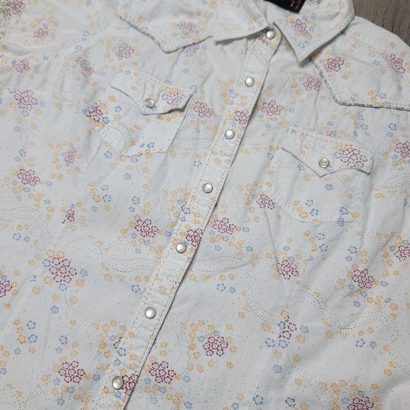 ariat short sleeve button floral blouse white with flowers fancy buttons Large - Picture 3 of 5